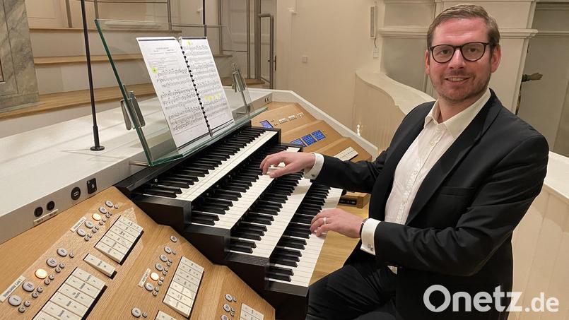 Maximilian Betz am Spieltisch der Voit-Konzertsaalorgel. Bild: Holger Popp
