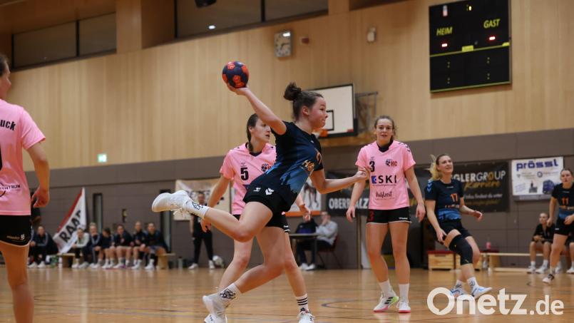 Auch sechs Tore von Vanessa Szameitat (am Ball) konnten die Niederlage der HSG Weiden in Erlangen nicht verhindern. Archivbild: Dieter Jäschke