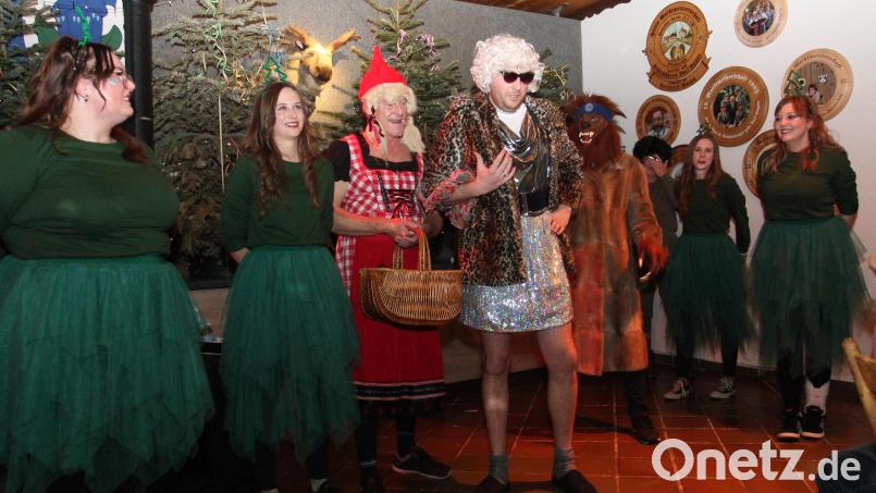 &quot;Rotkäppchen mal anders erzählt&quot; lautete das Motto des Auftritts der &quot;Enzian-Showtanzgruppe&quot;. Bild: pi