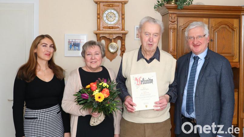 Willi Müller (Zweiter von rechts) feierte vor Kurzem seinen 80. Geburtstag. Dazu gratulierten unter anderem Tochter Kerstin (von links) und Ehefrau Marion sowie Bürgermeister Johannes Reger (rechts). Bild: njn