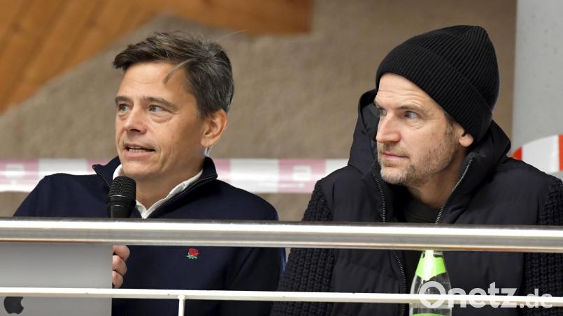 Für den Bezahlsender Sky berichten sie normalerweise von der Formel 1 – am Wochenende moderierten Sascha Roos (links) und Peter Hardenacke aber in der Kümmersbrucker Mehrzweckturnhalle beim Wagner-Cup des ASV Haselmühl. Bild: Hubert Ziegler