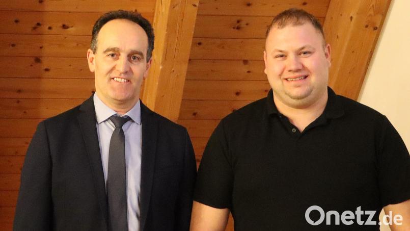 Bürgermeister Hans-Jürgen Strehl (links) begrüßt mit Manfred Rupprecht (rechts) ein neues Gemeinderatsmitglied in Edelsfeld. Bild: gru
