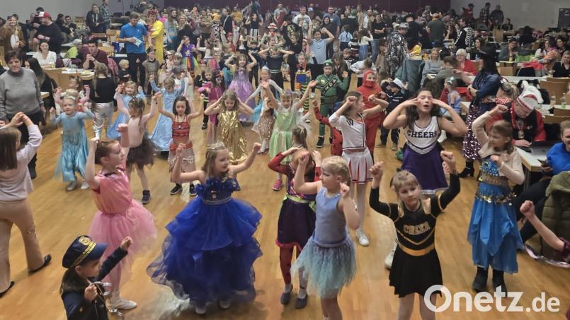 Beim Kinderfasching in der Nordgauhalle in Nabburg ist die Tanzfläche so gut wie immer voll. Bild: Stephanie Wisgickl/exb