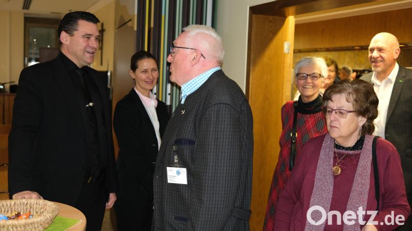 Landrat Thomas Ebeling und seine Ehefrau Sina Just (von links) begrüßen die Vertreter der Seniorenvereine in der Kantine des Landratsamtes zum Neujahrsempfang Bild: Hirsch