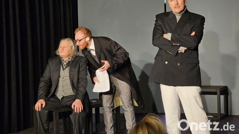 Serge (Jens Ulrich Seffen, links) ist beleidigt, Marc (Alexander Kuchar, rechts) stinkig. Henning Kallweit kämpft als vermittelnder Yvan dabei nicht nur mit den Ego-Trips der Freunde, sondern auch mit dem Text seiner Figur. Bild: Tobias Schwarzmeier