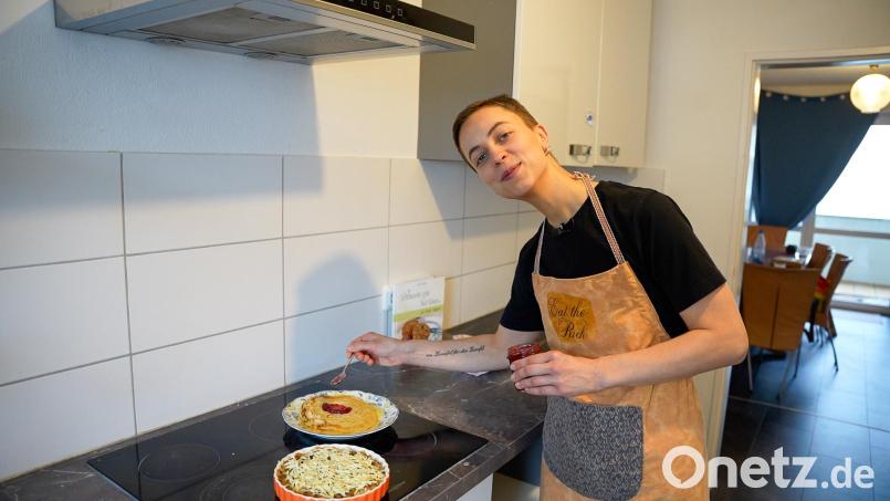 Carolin Schiml hat in ihrer Küche zwei Gerichte rein pflanzlich zubereitet: Kartoffelgratin und Pfannkuchen. Bild: Marco Meier