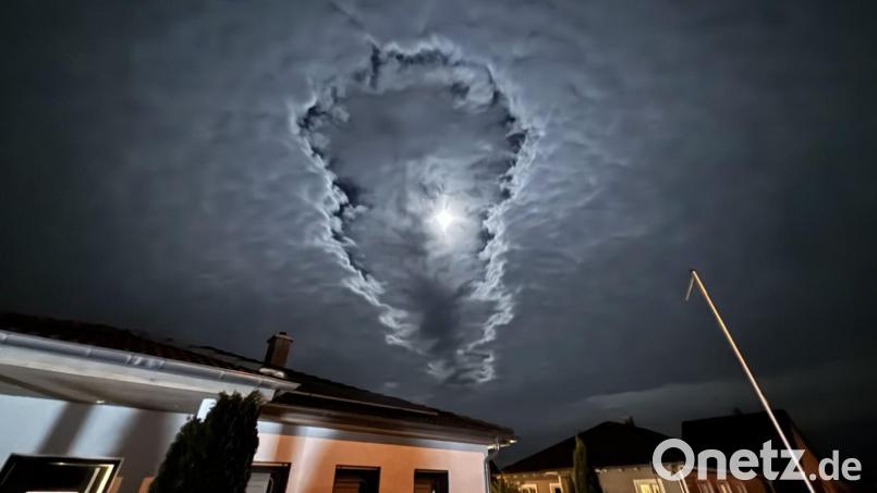 Andreas Stubenvoll von den Sternfreunden Amberg-Ursensollen hat bei Vilseck dieses spektakuläre Foto eines nicht ganz alltäglichen Phänomens gemacht - von einer &quot;Hole Punch Cloud&quot;. Bild: Andreas Stubenvoll