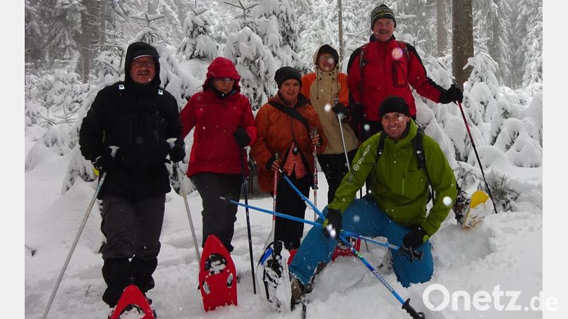 Schneeschuhwandern macht Spaß, das weiß nicht nur Markus Prechtl (vorne, rechts, grüne Jacke). Bild: Bernhard Sticht/exb