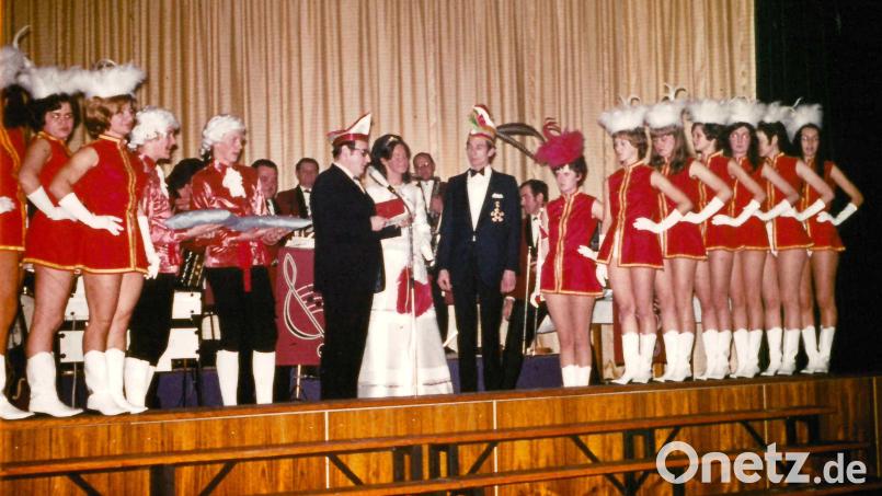 Das Faschingsprinzenpaar aus dem Jahr 1971, kurz nach dem Bau der Nabburger Nordgauhalle: Hans-Herbert Herrmann und Angelika Bergmann inmitten ihres Hofstaats. Bild: Alice Bergmann/exb
