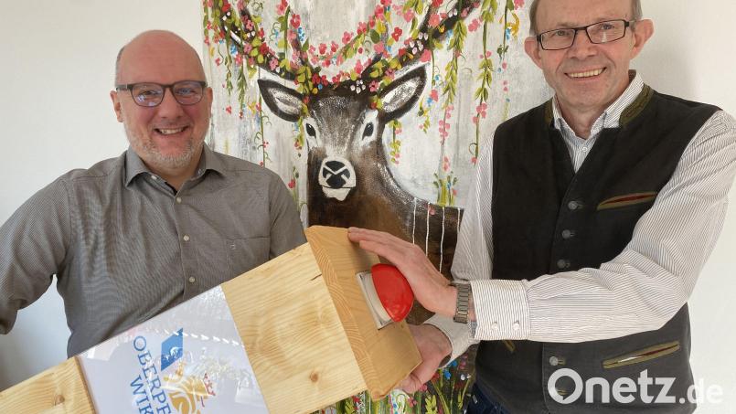 Dieter Kohl (links) mit dem roten Buzzer, mit dem das Oberpfalz-Wiki symbolisch gestartet wurde. Rechts der Vorsitzende der Oberpfälzer Volksmusikfreunde, Alfred Merl. Bild: upl