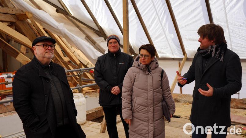 Die Architekten Peter Brückner (links) und Torsten Will (rechts) sowie Regens-Wagner-Gesamtleiter Peter Miltenberger (Zweiter von links) erläutern der Bundestagsabgeordneten Susanne Hierl (Zweite von rechts) die aktuellen Arbeiten am historischen Dachstuhl des Klosters. Bild: Regens Wagner / Matthias Flierl