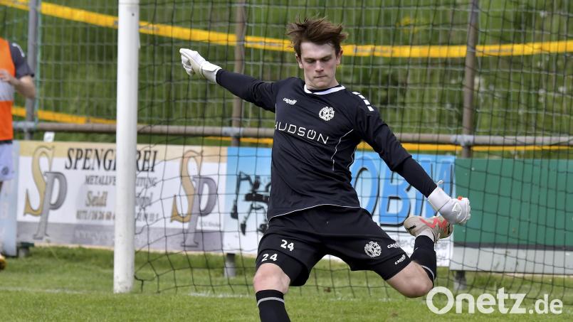 Torhüter Lukas Völlger bleibt der DJK Gebenbach treu. Archivbild: Hubert Ziegler