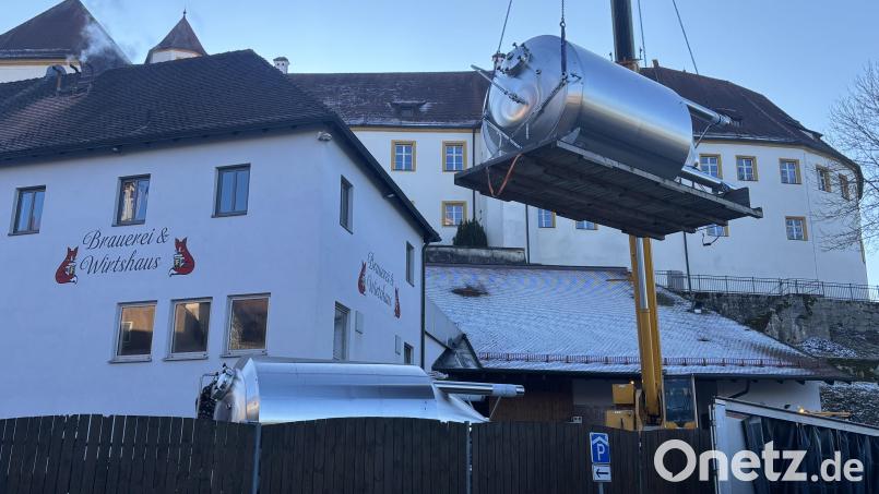 Vom Lastwagen aus in den Innenhof: erste Stufe der Spezialaktion. Bild: ge