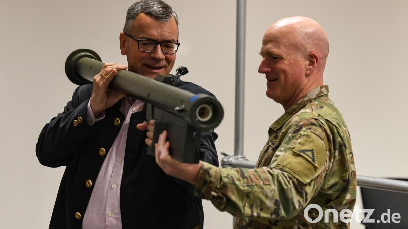 Florian Herrmann (links) ist oft vor Ort in Grafenwöhr. Hier lässt er sich vom damaligen Kommandeur des 7th Army Trainings Command, General Joseph Hilbert, den Umgang mit einer Übungswaffe der Marke Stinger erklären. Bild: Markus Rauchenberger