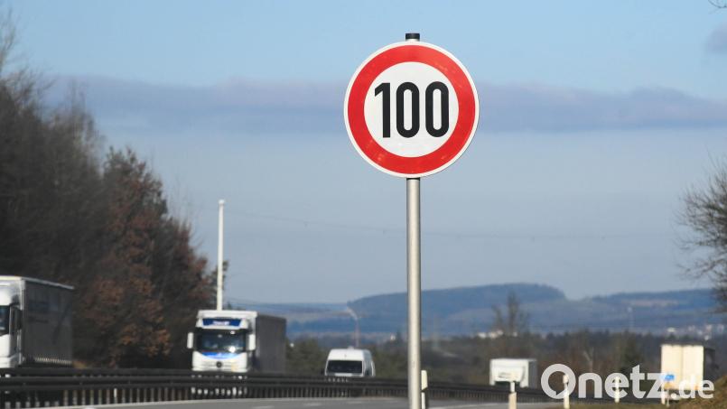 Der auffallend häufige Wechsel der Geschwindigkeitsbegrenzungen auf der A93 zwischen Wernberg-Köblitz und Luhe-Wildenau irritiert zahlreiche Fahrer. Der Grund sind Straßenschäden. Bild: Gabi Schönberger