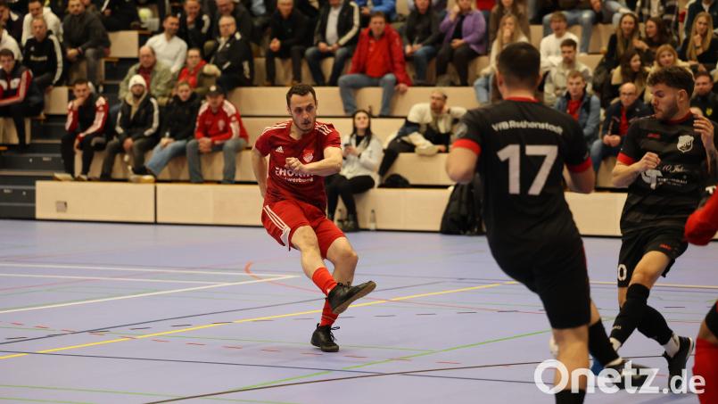 Die Pfreimder um Sebastian Sebald (rotes Trikot/Szene aus dem Bezirksfinale gegen den VfB Rothenstadt) sind am Samstag bei der &quot;Bayerischen&quot; in Erlangen am Start. Bild: Dieter Jäschke