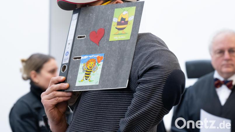 Ein wegen schweren Bandendiebstahls angeklagter Mann steht vor Prozessbeginn im Gerichtssaal. Die Bande wird auch mit einer Tat in Pressath in Verbindung gebracht. Bild: Sven Hoppe