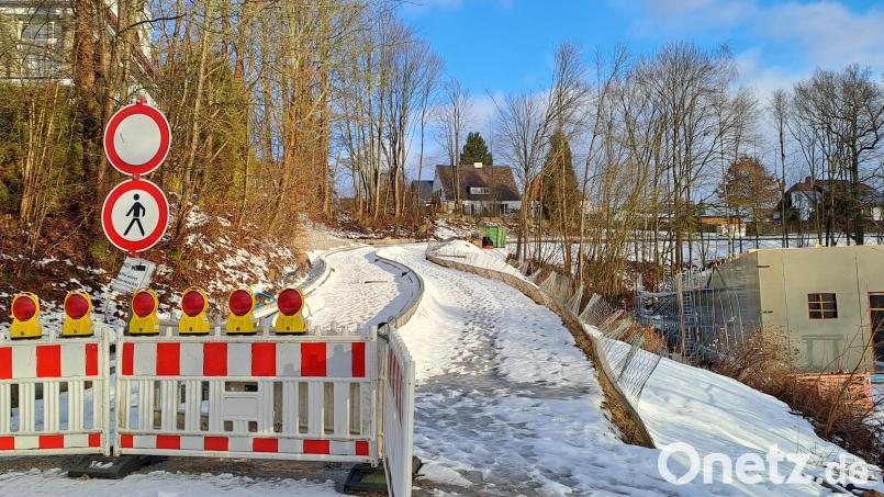 Mit Steinen gefüllte Gitterzaun-Schichten befestigen bis in vier Meter Tiefe das Erdreich unter dem Von-Cramm-Weg. Das soll verhindern, dass die Straße zur Böschung abrutscht. Was allerdings immer noch fehlt, ist der Fahrbahnbelag. Bild: Brigitte Gschwendtner/fph