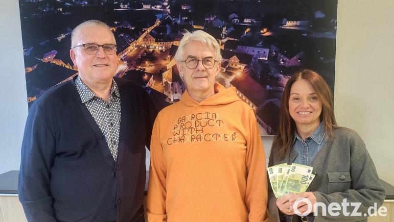 Bernhard Ostler (Bildmitte) überreicht die Spende an Bürgermeister Richard Tischler und an Museumleiterin Carola Reul. Bild: Museum Pfreimd/exb