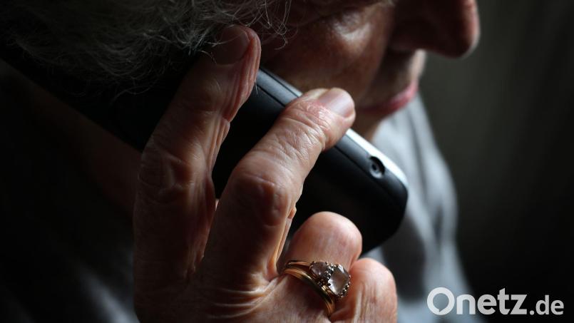 Ob per Telefon oder E-Mail: Betrüger versuchen immer wieder Bürger abzuzocken. Oft haben sie es auf ältere Frauen und Männer abgesehen. Bild: Karl-Josef Hildenbrand/dpa/Illustration