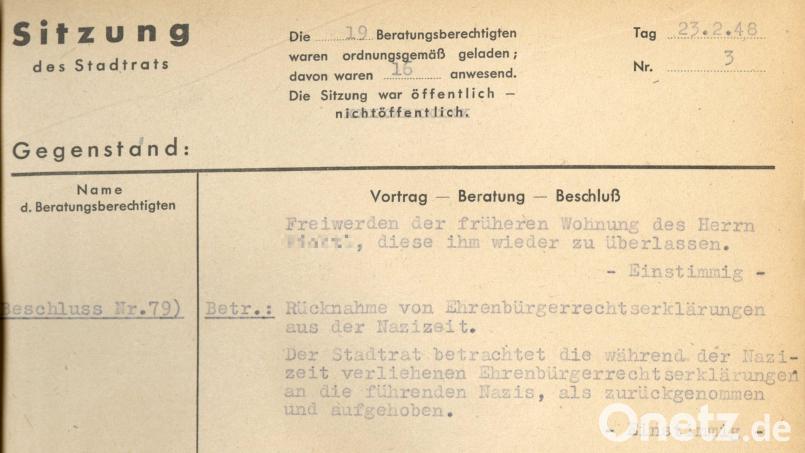 Schon 1948 wurde Adolf Hitler und anderen Nazigrößen die Ehrenbürgerwürde der Stadt Schwandorf aberkannt, wie aus einem Protokoll hervorgeht. Bild: Stadtarchiv Schwandorf/exb