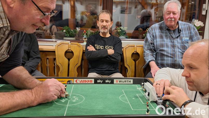 Im Halbfinale 2024 boten sich Gastwirt Josef Scherm (links) und der spätere Turniersieger Stephan Gebert (rechts) aus Brandenburg ein spannendes Duell. Frank Kleophas und Peter Bohn (hinten, von links) schauten aufmerksam zu. Bild: Uwe Hartmann/exb