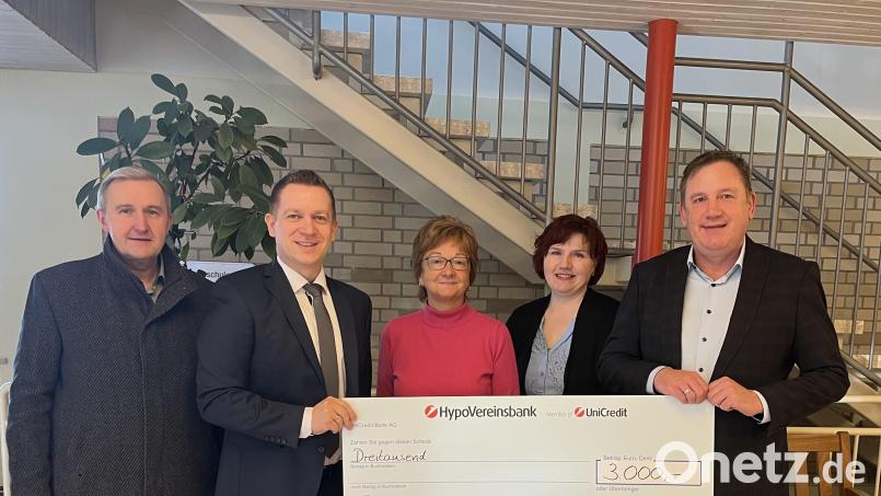 Helmut Brandl, Christian Wolf, Brigitte Krause, Petra Rothmund und Tobias Wolf (von links) bei der Spendenübergabe am Montag im HPZ Irchenrieth. Bild: Petra Kummer