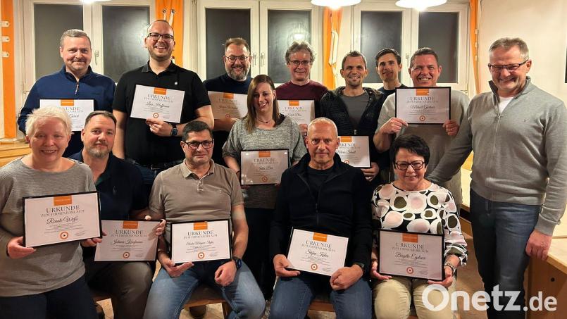 Die Firma Arados ehrt langjährige Mitarbeitende: (sitzend, von links) Renate Weiß, Johann Kaufmann, Slavko Mergner-Stojko, Stefan Kales, Brigitte Egelseer; (stehend, von links) Andreas Gebert, Lars Hoffmann, Jürgen Wiesend, Julia Bär, Erich Blos, Mario Schedl, Sven Hartmann, Marcel Gärtner und Geschäftsführer Gerd Eglseer. Bild: Firma Arados