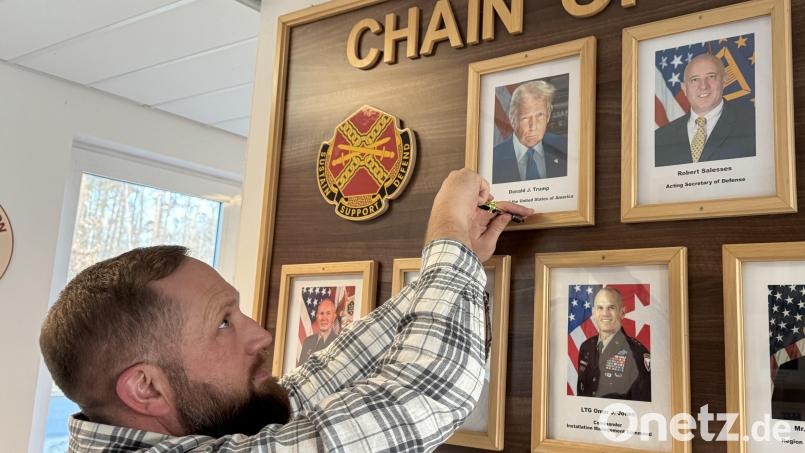 Michael Saxton von der US Armee Garnison Bavaria haengt das offizielle Foto von US-Praesident Donald J. Trump an die Kommandeurstafel der Garnison. Bild: US-Army