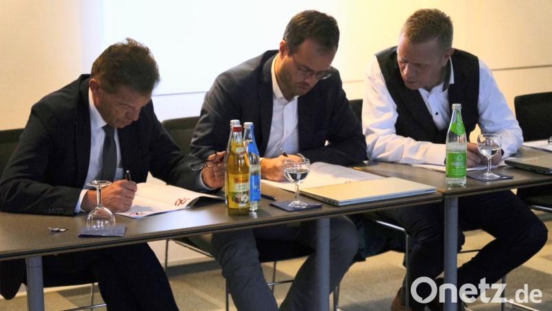 Der Jury fiel nach eigener Aussage die Auswahl der Finalisten nicht leicht. Hier sichten beispielsweise (von links): Andreas Reindl, Florian Rauch, Martin Sachsenhauser, die Vorstände der VR-Bank Amberg-Sulzbach, die Bewerber-Ideen. Bild: Verena Fitzgerald