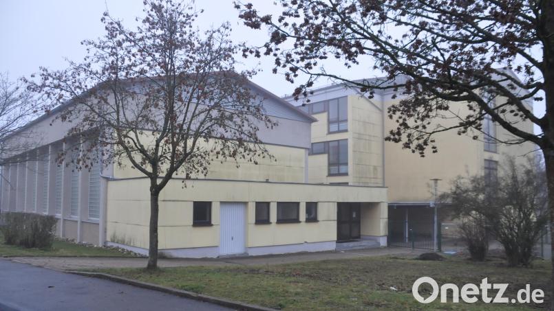 Das neue Gebäude der Offenen Ganztagsschule wird mit dem Schulgebäude (rechts) mittels Verbindungstrakt verbunden. Bild: ak