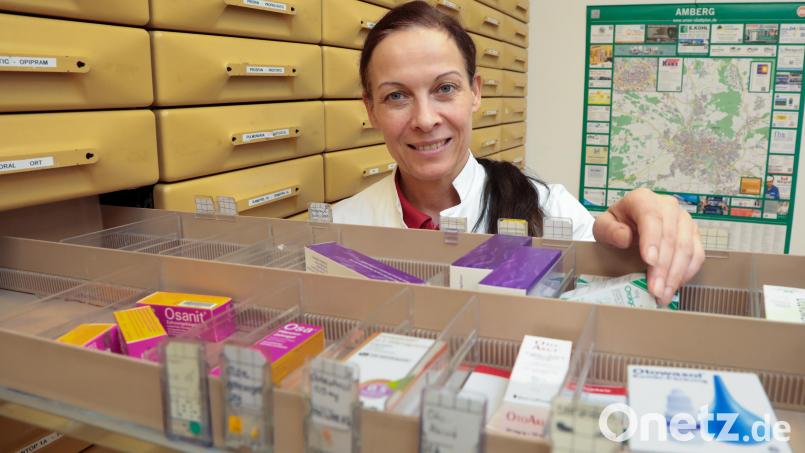 Apothekerin Heike Übler, Inhaberin der Amberger Rosen-Apotheken in der Fleurystraße und im Kaufland, vor einem offenen Schub mit Medikamenten. Was sie für ihre Notdienste vorhalten muss, ist gelistet. Bild: Wolfgang Steinbacher