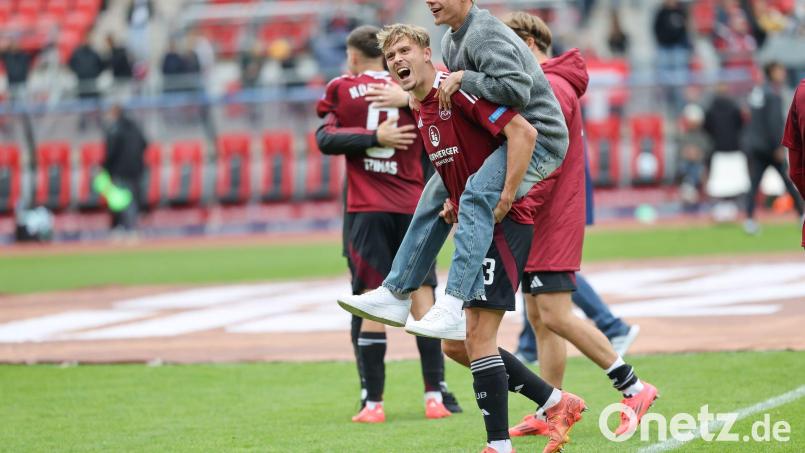 Nick Seidel (l) soll langfristig eine tragende Rolle beim FCN übernehmen. Bild: Daniel Löb/dpa
