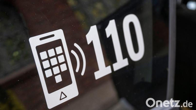 Bayern beteiligt sich an einem bundesweiten Pilotprojekt: Notrufe auf der 110 können nun automatisch geortet werden. (Archivbild) Bild: Peter Kneffel/dpa