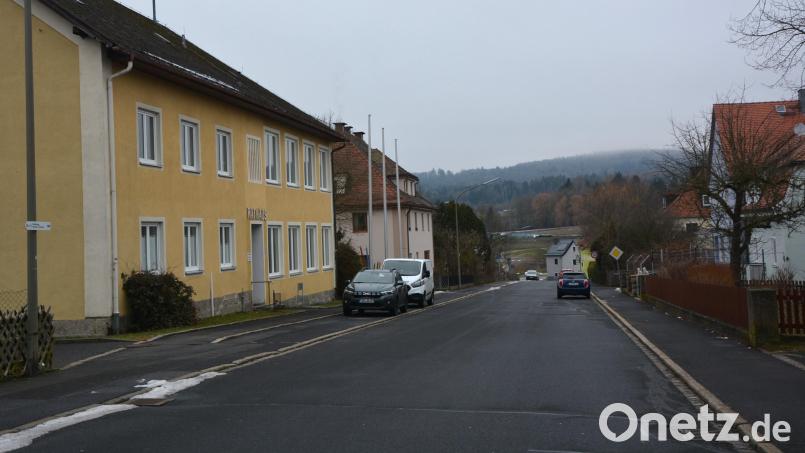 Begonnen wird mit den Arbeiten für Kanal und Wasser in der Hauptstraße, links das Rathaus. Die Arbeiten sollen im Frühjahr starten. Bild: jr