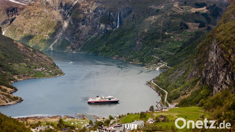Die MS MIDNATSOL im Geiranger Fjord: Norwegens Fjordlandschaft hautnah erleben. Bild: Thomas Bøen Alme