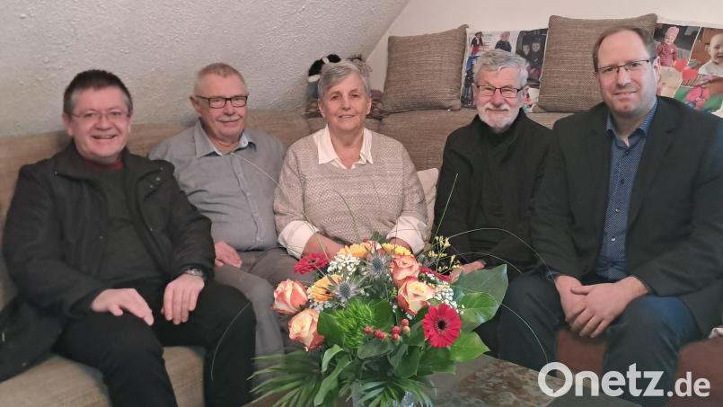 Pfarrer Ferdinand Weinberger (links), Zweiter Bürgermeister Johannes Geisler (rechts) sowie Kirchenpfleger Manfred Prechtl (Zweiter von rechts) gratulierten Gisela und Herbert Bodisch zur Goldenen Hochzeit. Bild: gis