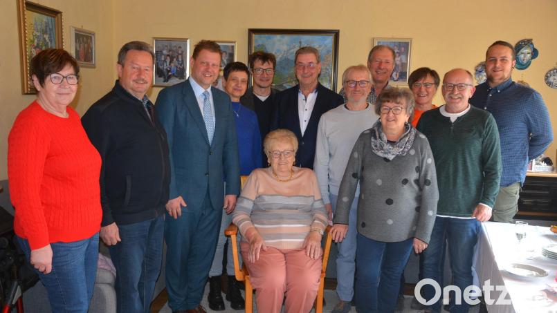 Martha Dreßel (sitzend) feierte am Montag ihren 85. Geburtstag. Sie freute sich über viele Gäste. Bild: jr