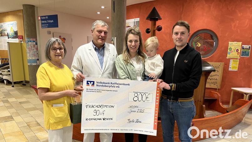 Stationsleiterin Angelika Röschl und Chefarzt Dr. Fritz Schneble (von links) sind dankbar für einen 800-Euro-Scheck, den sie von Lisa und Heiko Zeus für die Frühchenbetreuung in der Kinderklinik erhielten. Bild: Claudia Kick, Kliniken Nordoberpfalz