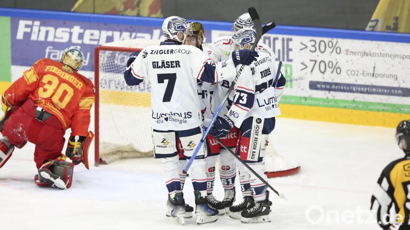 Luca Gläser und die Blue Devils jubeln über einen Treffer: Am Ende verloren die Weidener in Kaufbeuren knapp mit 5:6 in der Overtime. Bild: Benjamin Lahr