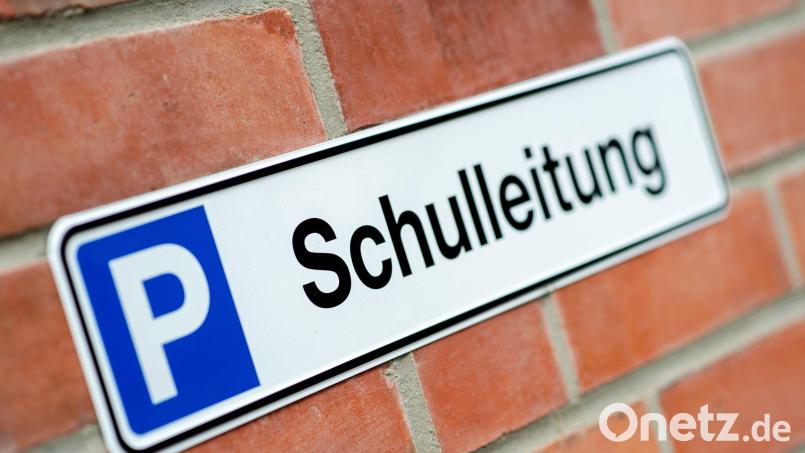 Schulleitungen haben einige Privilegien wie teils einen eigenen Parkplatz, aber auch viel Arbeit (Symbolbild). Bild: Hauke-Christian Dittrich/dpa