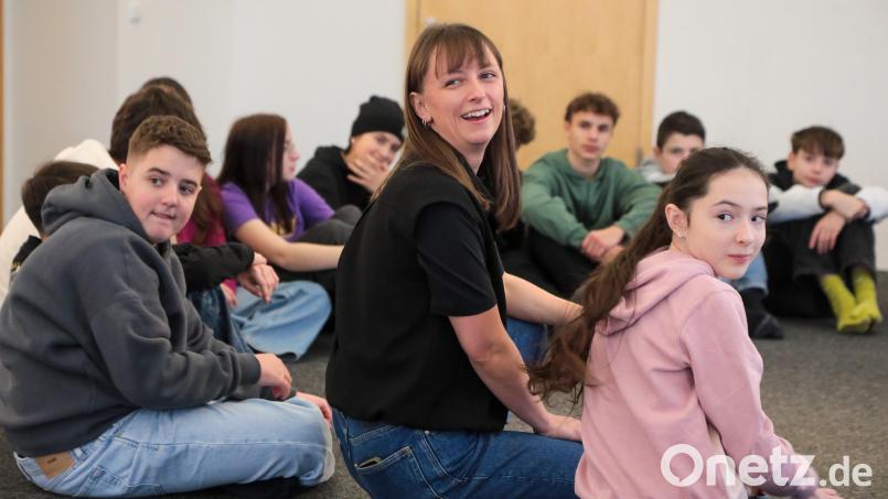 Bianca Kruppa mit den Schülern der Montessorischule beim Projekt „Soziale Choreographie“. Bild: Wolfgang Steinbacher