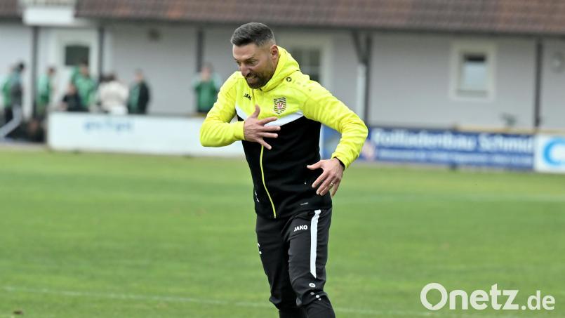 So temperamentvoll wird es an der Seitenlinie künftig wohl nicht mehr zugehen: Ilker Caliskan ist nicht länger Trainer beim Bezirksligisten SV Hahnbach. Archivbild: Hubert Ziegler