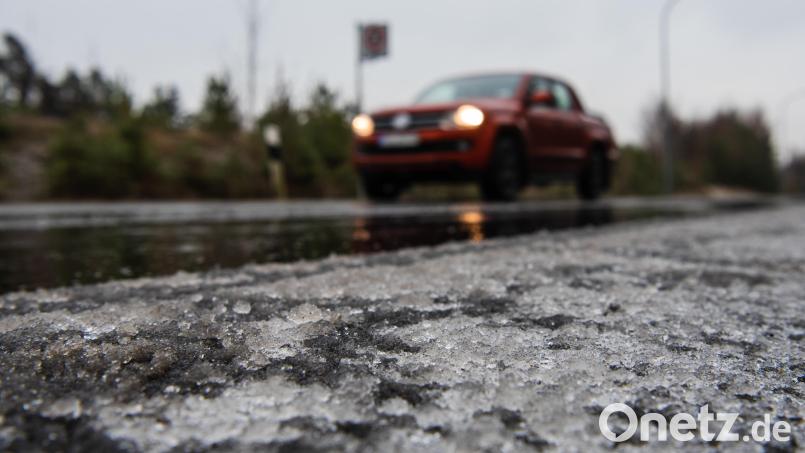 Glatteis auf Straßen und Gehwegen war heute Morgen eine große Herausforderung für zahlreiche Rettungskräfte und Bürger in Weiden und dem Landkreis Neustadt. Symbolbild: Nicolas Armer/dpa
