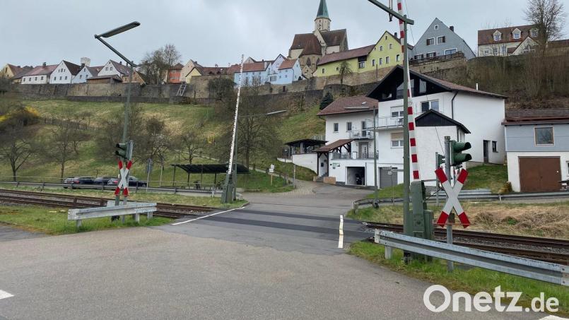 Wird die Rahmenplantrasse umgesetzt, entsteht am Bahnübergang Ledermühlweg eine Lärmschutzlücke. Archivbild: Wilhelm Amann