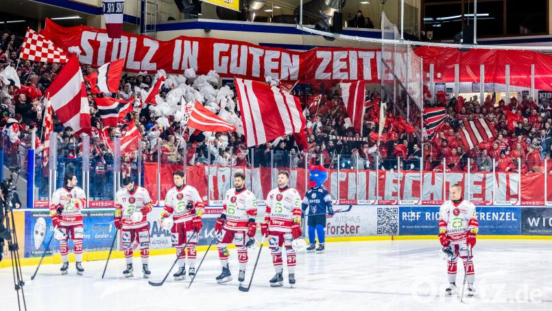 Diese beeindruckende Choreografie der Anhänger der Eispiraten Crimmitschau beim ersten Duell am 30. Dezember wird sich beim neuerlichen Gastspiel bei den Blue Devils Weiden am Freitag nicht wiederholen. Bild: Tobias Neubert