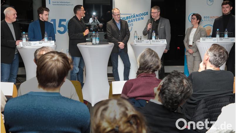 Podiumsdiskussion zur Bundestagswahl im Autohaus Schwarzkopf (von links): Piet Gürtler (Grüne), David Mandrella (SPD), Moderator Harald Rippl, Hans Märkl (Die Basis), Hans-Martin Grötsch (Freie Wähler), Susanne Hierl (CSU) und Nils Gründer (FDP). Bild: Wolfgang Steinbacher