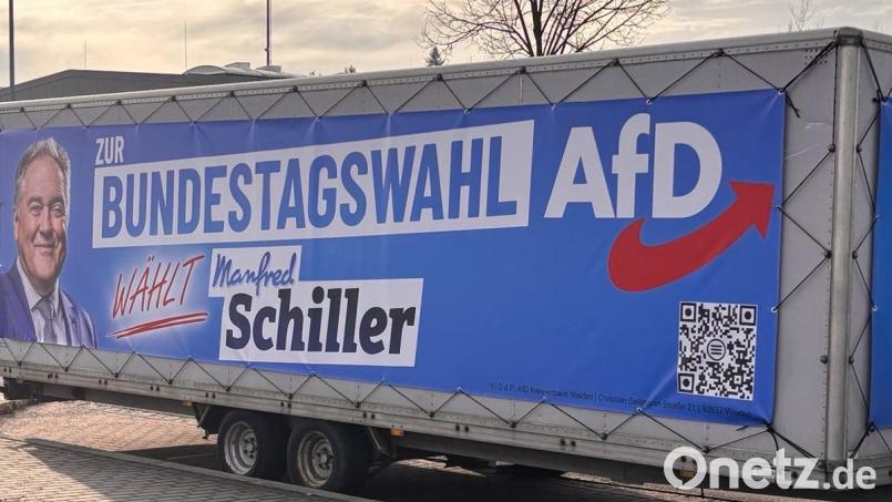 Mit diesem Anhänger wirbt die AfD um Stimmen bei der Bundestagswahl. Das Zugfahrzeug hat als Kfz-Kennzeichen &quot;HH-45&quot; - ein zweideutiges Kürzel mit Anklang an den Nationalsozialismus. Bild: Oberpfälzer Bündnis für Toleranz und Menschenrechte Weiden