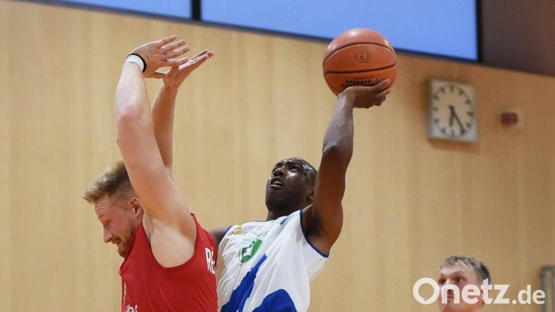 Die Weidener Basketballer /am Ball Chris Hill) empfangen den Spitzenreiter aus Erlangen. Archivbild: Büttner