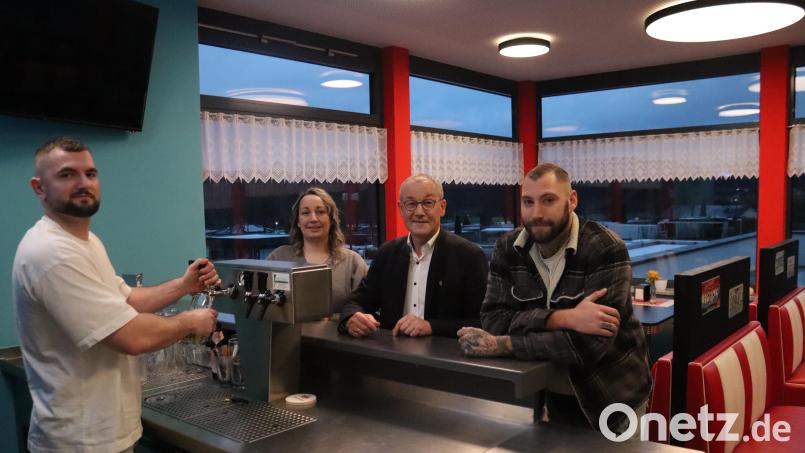 Nico Mehringer (links) betreibt nun das Seven-Diner im ehemaligen Riedener Bad-Café. Den Freibadkiosk bewirtschaften weiter Carola und Johannes Baldauf (Zweite von links und rechts). Bürgermeister Erwin Geitner (Zweiter von rechts) freut sich über diese Doppellösung. Bild: mrr